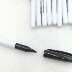 Bild von Amazon Basics Permanentmarker Schwarz 12er-Pack Permanent Marker Pens Bürobedarf